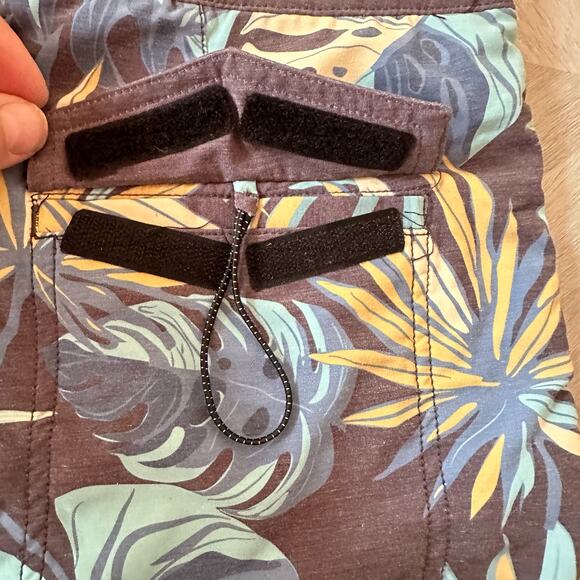 Salty Crew Swim Trunks Breaker Stretch Surf Board Shorts Fish Leaves Men 36 - Picture 8 of 14